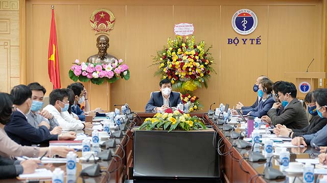 GS. TS Nguyễn Thanh Long- Bộ trường Bộ Y tế chủ trì buổi làm việc với đại diện Tổ chức Y tế Thế giới (WHO) và Quỹ Nhi đồng Liên Hiệp Quốc (UNICEF) tại Việt Nam về vắc xin phòng COVID-19. Ảnh: Trần Minh